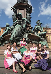 Die Finalistinnen des Castings zur Bayerischen Bierkönigin 2015 Marlene Speck, Isabella Wagner, Stephanie Kleesattel, Theresa Priller, Katharina Walter, Julie Decher, Jennifer Rausch (©Foto: Ingrid Grossmann)